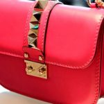 Aprenda a personalizar suas bolsas com acessórios